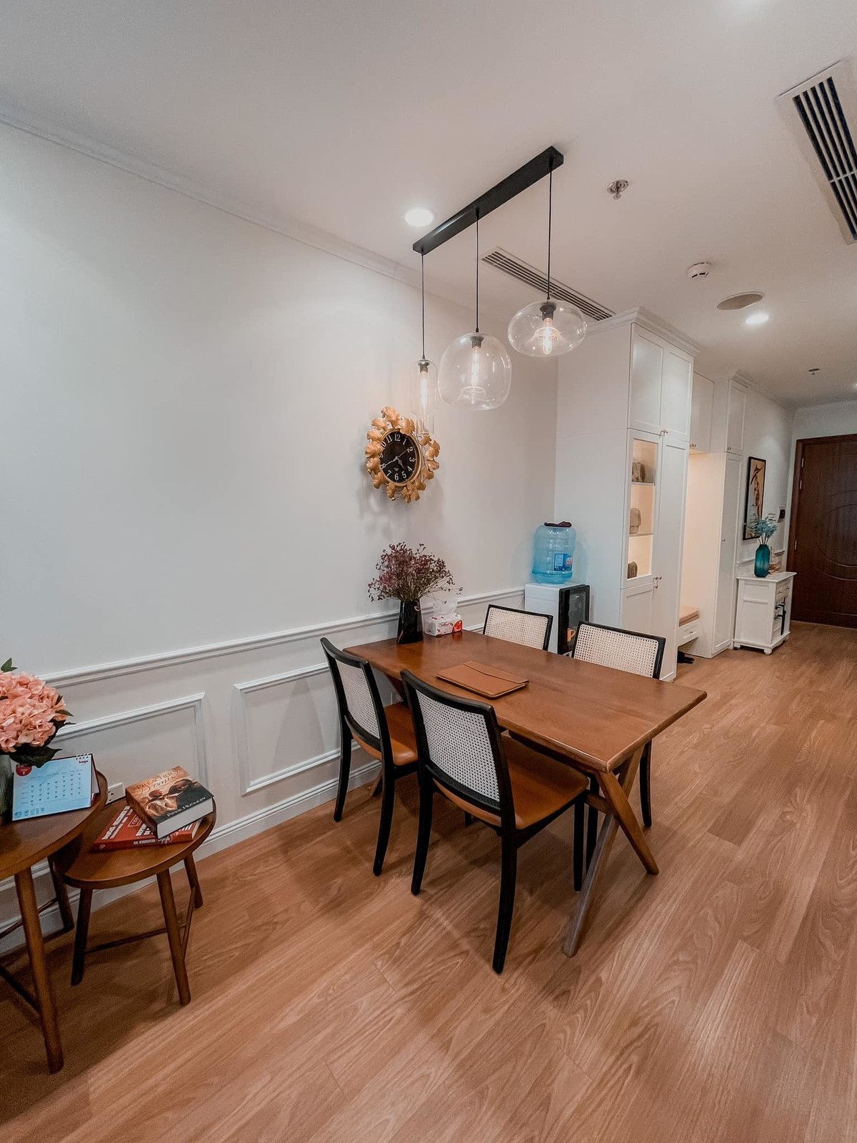 Bàn ăn, tủ giày đặt ngay sảnh ra vào căn hộ.