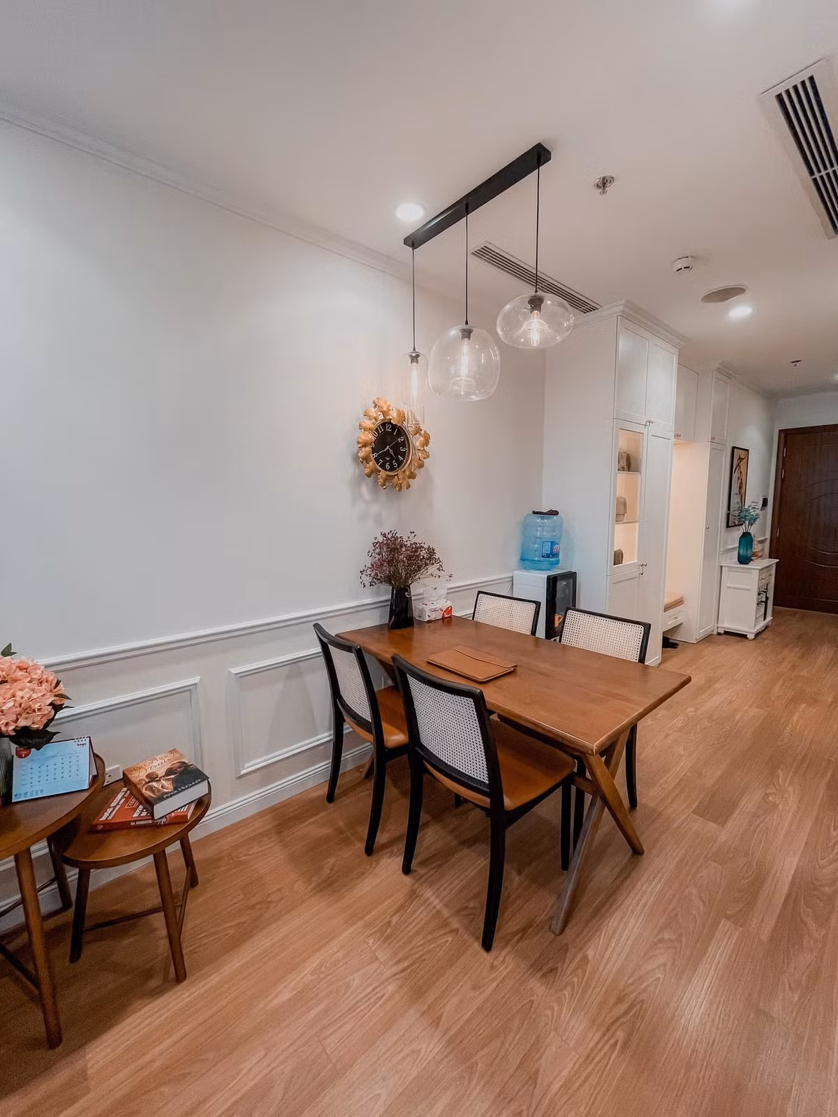 Bàn ăn, tủ giày đặt ngay sảnh ra vào căn hộ.