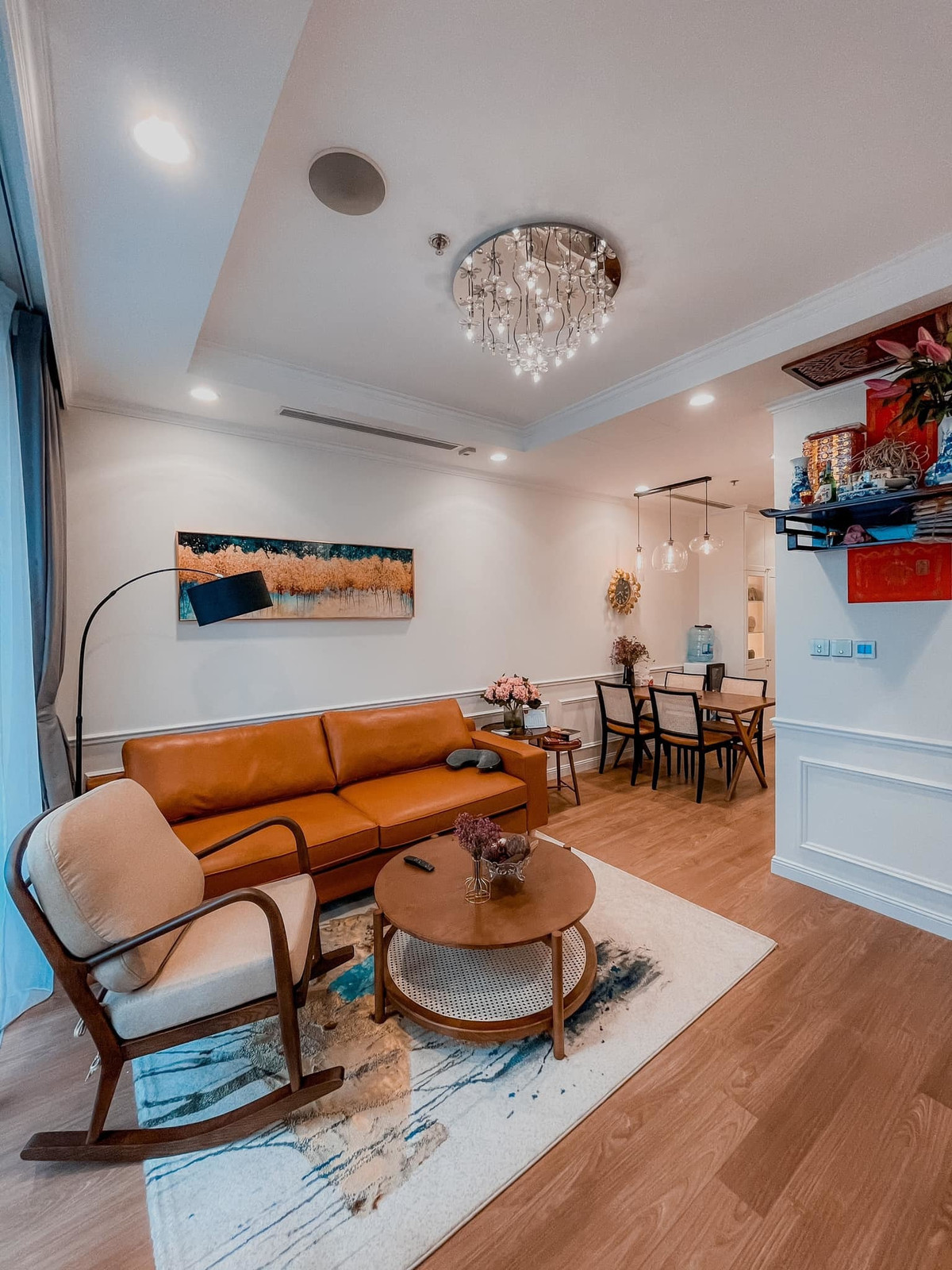 Căn hộ studio diện ích nhỏ nên kiến trúc sư hạn chế đồ đạc, chỉ sắp đặt những vật tiện dụng cho sinh hoạt hàng ngày.