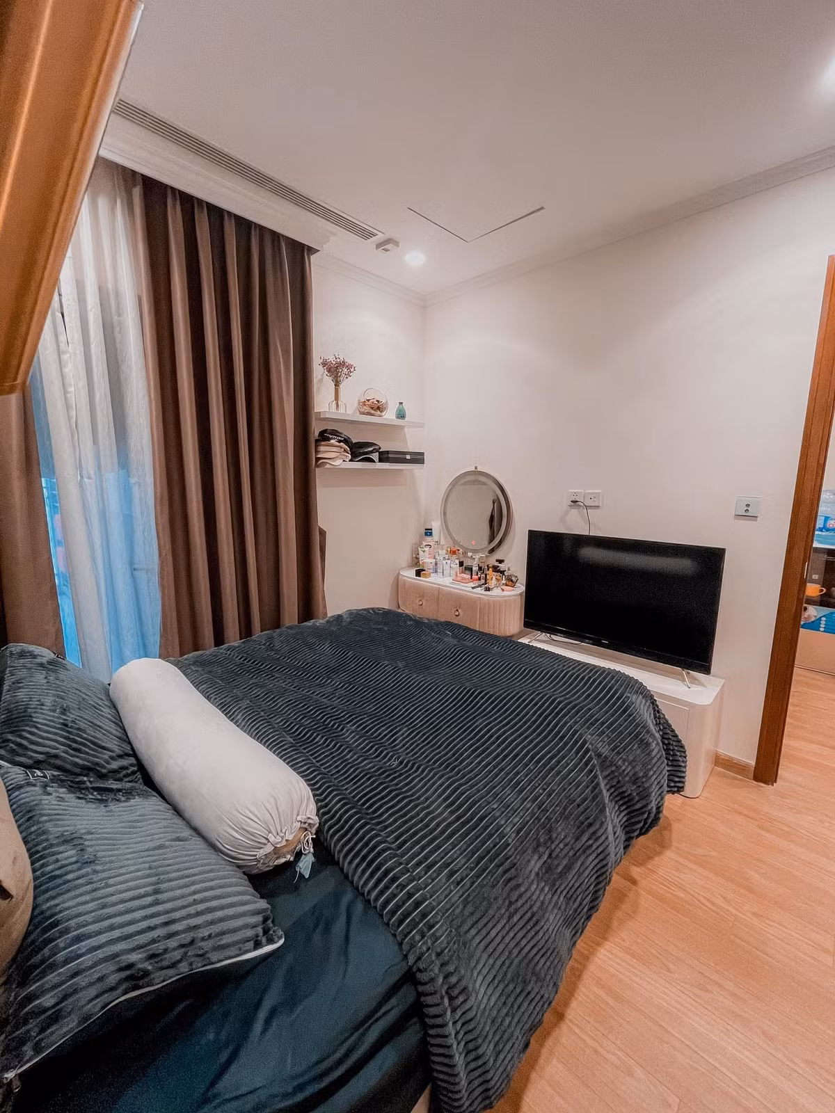 Phòng ngủ xinh xắn của nữ chủ nhân căn hộ.