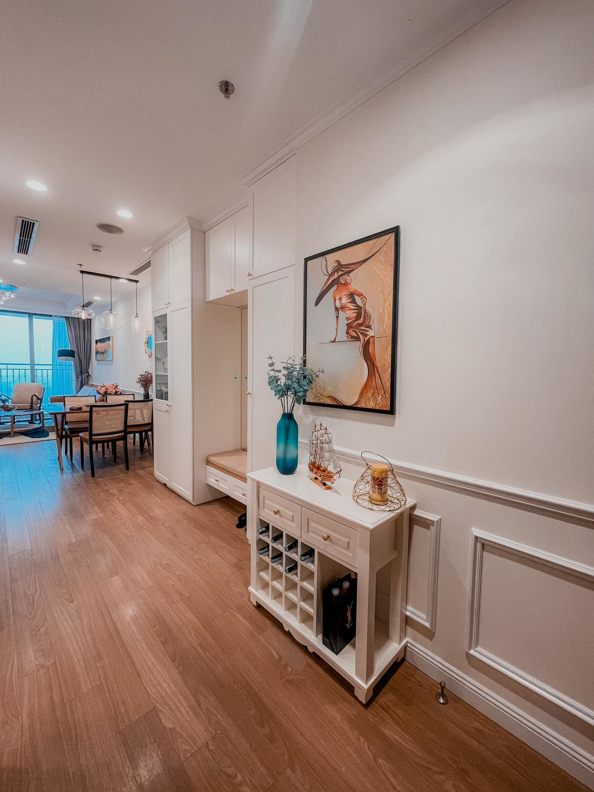 Gần cửa kiến trúc sư Vũ Anh Việt bố trí thêm 1 tủ rượu mini kết hợp kệ trang trí.