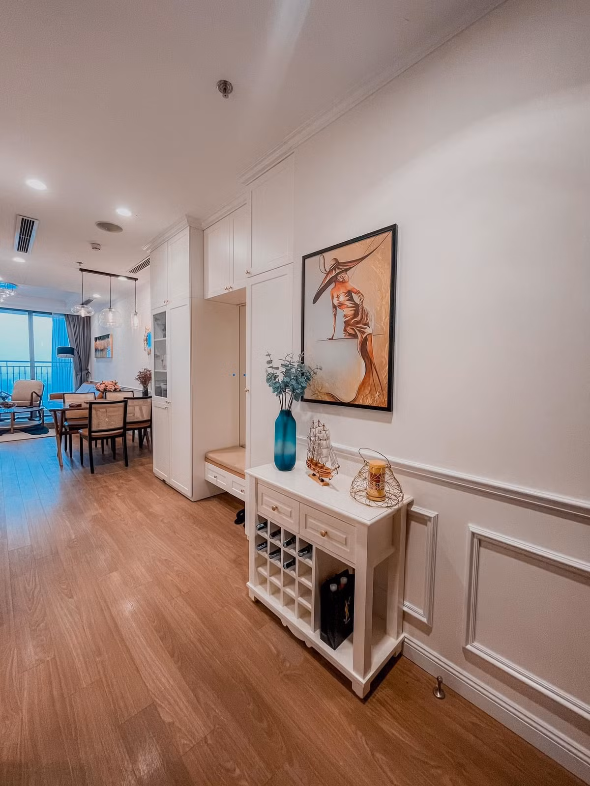 Gần cửa kiến trúc sư Vũ Anh Việt bố trí thêm 1 tủ rượu mini kết hợp kệ trang trí.