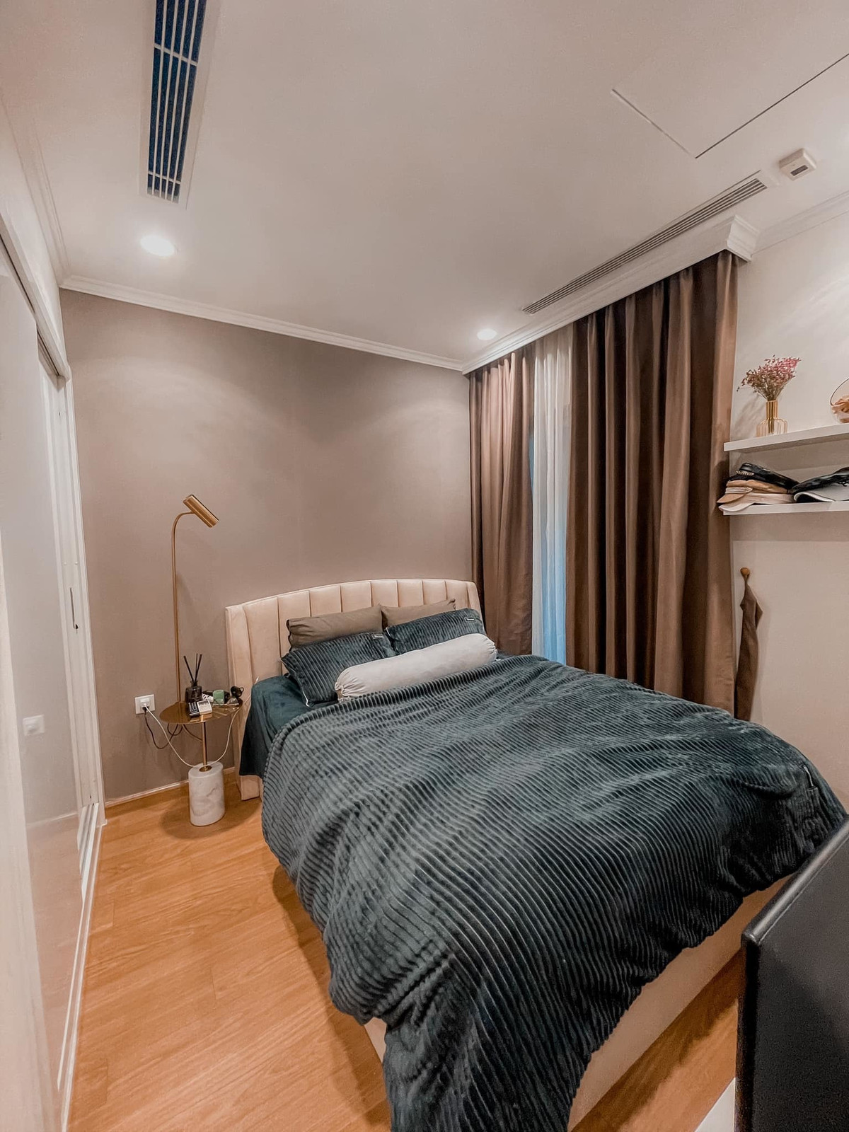 Đèn ngủ tích hợp tab đầu giường độc đáo.