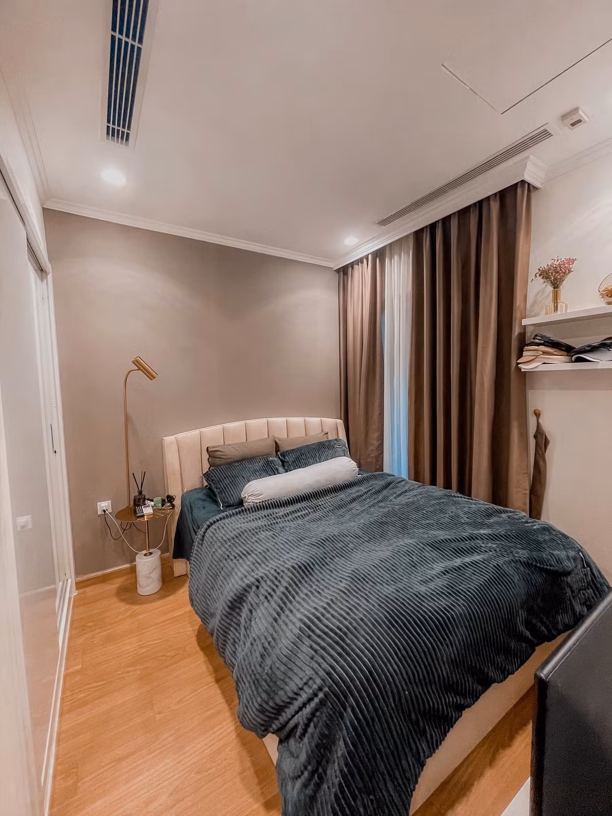 Đèn ngủ tích hợp tab đầu giường độc đáo.