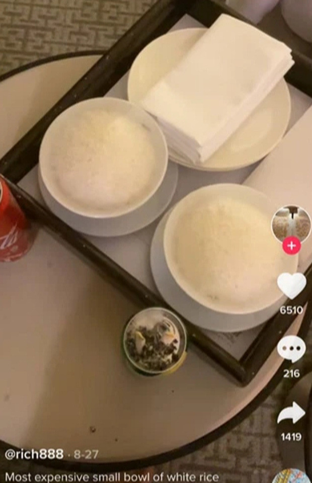 Khach hang toat mo hoi khi nhan hoa don cho 2 bat com trong khach san