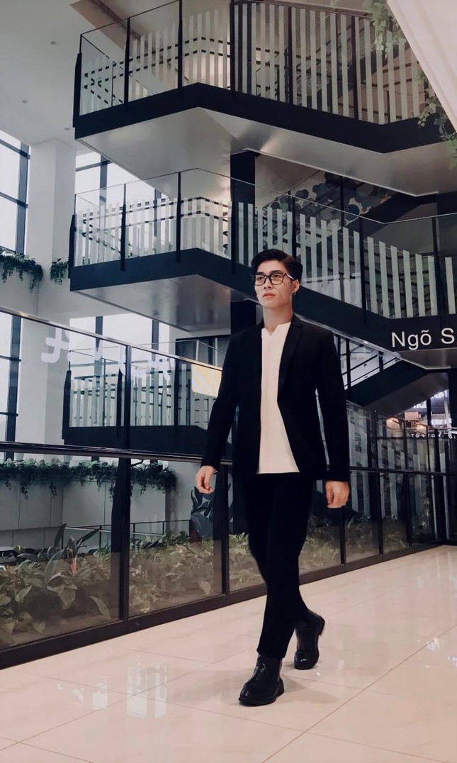 Huy cho biết, lúc đầu về nhà Huy cũng chưa biết sẽ phải làm gì, bí ý tưởng và vì thói quen làm việc trên công ty. Nhưng rồi Huy nhận ra bối cảnh nào cũng có thể xây dựng nên những ý tưởng khác nhau.