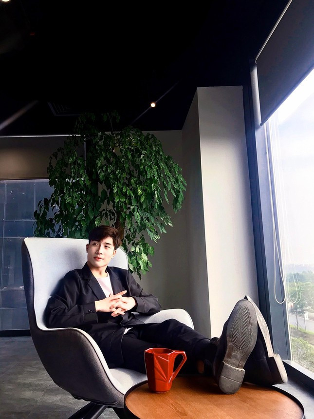  Nội dung của clip là anh hàng xóm và bạn nữ gần nhà phát sinh tình cảm với nhau trong đợt dịch chỉ bằng những quan tâm đời thường, nhưng vẫn tuân thủ 5K. Những biểu cảm trêu chọc, ngại ngùng, hài hước được kết hợp hài hòa mang tính vui vẻ nhẹ nhàng mà ấm áp. Khiến người xem cảm thấy sự thú vị mà đợt dịch này có thể mang lại.