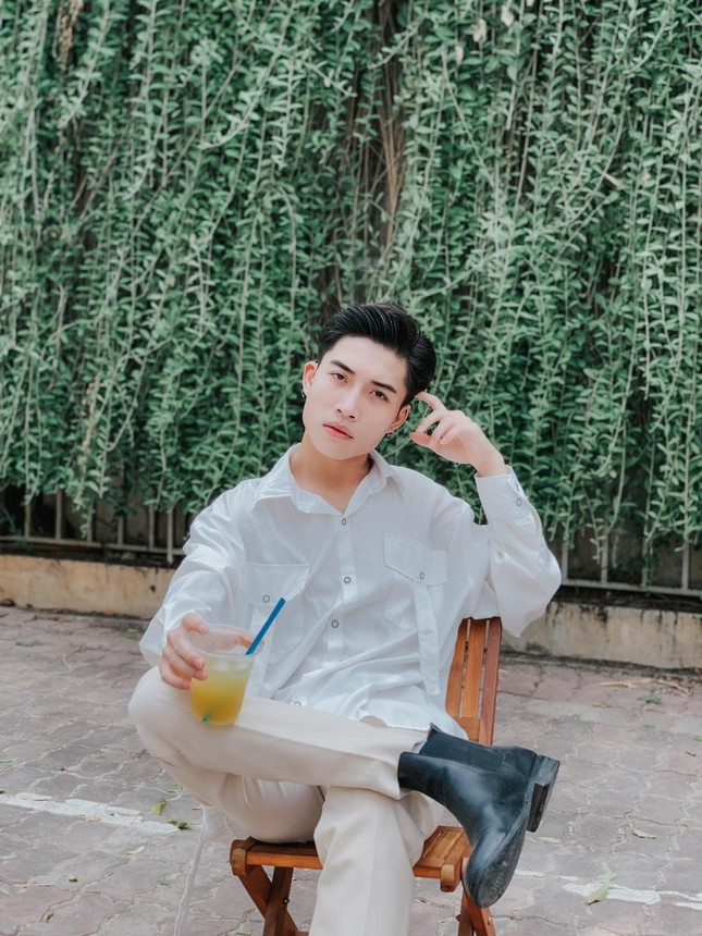  Chàng sinh viên năm 3 trường Đại học Sư phạm Nghệ thuật Trung ương đã có một lộ trình kiên trì, bền bỉ và không dễ nản.Huy hiểu hơn hết mọi “trái ngọt” được nhận lúc này đang dừng ở sự cổ vũ, hiện mọi thứ giờ mới chỉ bắt đầu, trong cuộc hành trình theo đuổi nghệ thuật đến gần hơn với công chúng. Hiện nay ngoài việc học tại trường Đức Huy còn đang làm việc cho công ty ACV Entertainment, công việc chính là làm tiktok.