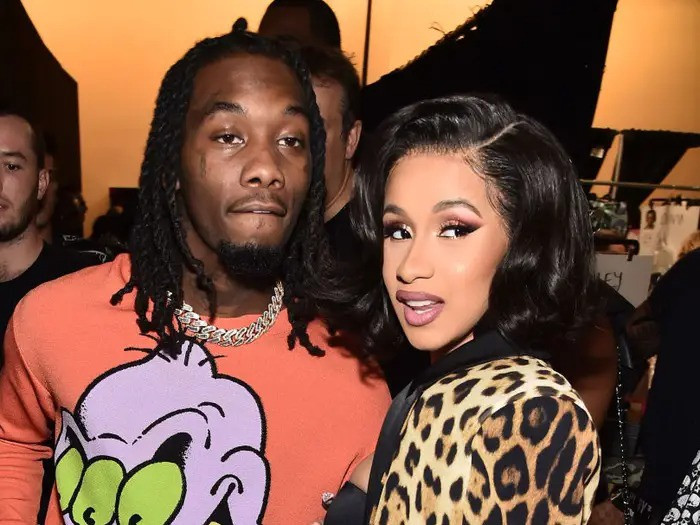 Trong lần tương tác với người hâm mộ trên mạng xã hội, Cardi B cho biết cô từng đưa chồng 500.000 USD dịp sinh nhật vì không biết tặng chồng thứ gì. Giọng ca WAP kể lại rằng cô chất đầy tiền trong tủ lạnh, yêu cầu chồng mở ra để tạo bất ngờ. "Tôi không biết phải tặng chồng cái gì dịp sinh nhật nên đưa anh ấy tiền. Offset có thể dùng số tiền đó để mua xe, quần áo, trang sức", Cardi B nói.