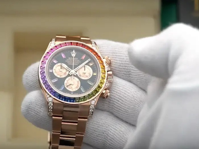 Trong lần xuất hiện ở chương trình Late Night with Jimmy Fallon, Post Malone mang đồng hồ Rolex trị giá 96.900 USD. Mẫu đồng hồ được gọi là Rainbow Cosmograph Daytona, đính 36 viên ngọc bích và 56 viên kiêm cương. Ca sĩ John Mayer và danh hài Kevin Hart cũng từng mang mẫu đồng hồ tương tự.