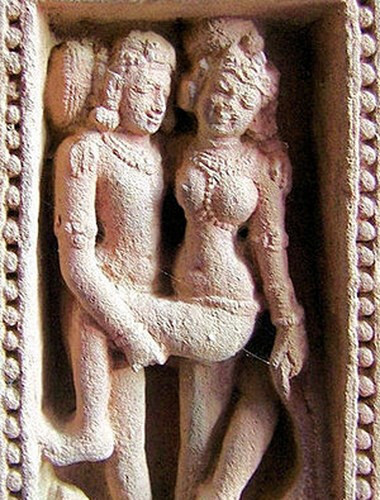 Thiền sư đạo Bà La Môn Mallanaga Vatsyayana đã viết Kama Sutra bằng tiếng Phạn, hướng dẫn các "tư thế" trong phòng the cho các cặp uyên ương cũng như hướng con người tới sự hòa hợp âm dương về cả thể xác lẫn tinh thần chứ không đơn thuần chỉ thỏa mãn ham muốn tình d.ục...