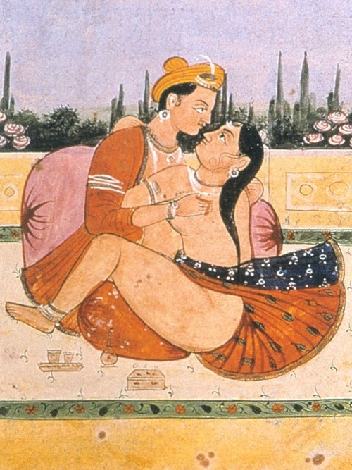 Trong tiếng Phạn, “Kama” có gốc từ Kamadeva, là vị thần tình yêu thể xác. Còn “Sutra” mang nghĩa là châm ngôn. Do đó, tựa đề cuốn sách này có thể hiểu là “châm ngôn về chuyện yêu đương”. Qua nhiều thế hệ, Kamasutra luôn được coi là bộ sách giáo khoa về “chuyện phòng the” lâu đời bậc nhất trên thế giới.