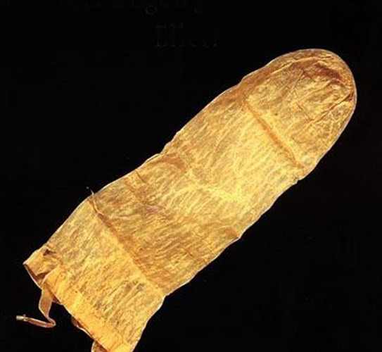 Để có đời sống tình ái an toàn, người Ai Cập cổ đại đã phát minh ra bao cao su - biện pháp tránh thai đầu tiên của nhân loại. Bao cao su từ thời sơ khai này được làm từ da động vật hay từ hỗn hợp keo chiết xuất từ một loài cây có nhựa với đặc tính diệt tinh trùng kết hợp với mật ong và một số thành phần thực vật khác. Sau khi pha hỗn hợp trên, người ta đem làm ẩm nó và đặt ở "cô bé" để ngăn không cho tinh trùng xâm nhập vào tử cung.