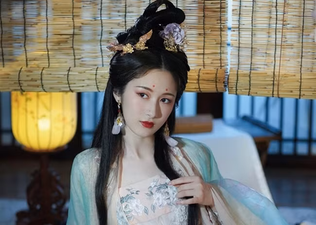 Thai hau quyen luc che troi, cuoi cung chet tham vi dam me thac loan