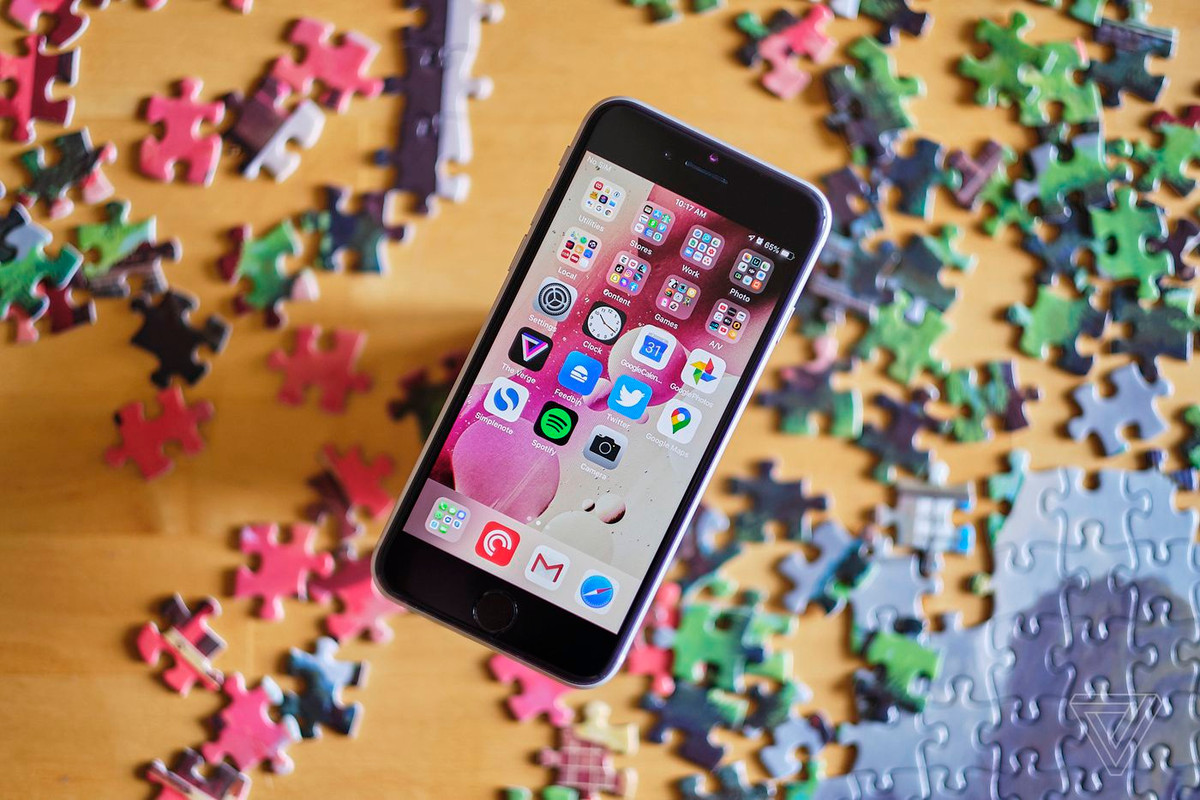  iPhone SE 2020 là lựa chọn phù hợp cho những ai ưa thích iPhone với thiết kế truyền thống. Máy có kiểu dáng nhỏ gọn, màn hình 4,7 inch (độ phân giải 1.334 x 750 pixel) với tấm nền IPS LCD. Thiết bị sử dụng chip xử lý Apple A13 Bionic tương đương iPhone 11, RAM 3 GB, bộ nhớ thấp nhất 64 GB, sở hữu camera chính 12 MP, khẩu độ f/1.8 và camera selfie 7 MP. Máy đang được bán chính hãng với giá từ 10 triệu đồng. Ảnh: The Verge.