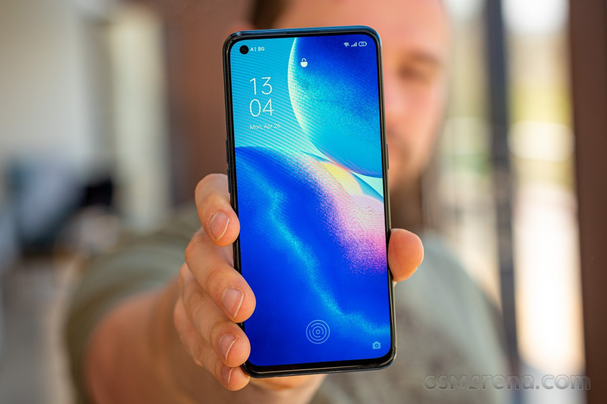  Oppo Reno5 lên kệ tại Việt Nam từ đầu tháng 1 nhưng vẫn được nhiều người lựa chọn nhờ các chính sách ưu đãi. Thiết bị có màn hình 6,4 inch Full HD+, tấm nền AMOLED với tần số quét 90 Hz. Model này được trang bị chip Snapdragon 720G, RAM 8 GB, bộ nhớ trong 128 GB, sạc nhanh 50 W và pin 4.310 mAh. Trang GSMArena đánh giá cao Reno5 nhờ thiết kế nhỏ gọn và hỗ trợ sạc nhanh công suất cao. Máy đang được bán chính hãng với giá dao động từ 8,1-8,7 triệu đồng. Ảnh: GSMArena.