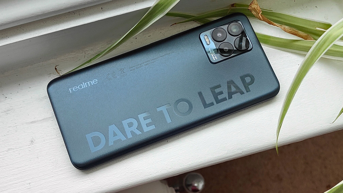  Realme 8 Pro trang bị 4 camera sau với camera chính 108 MP, camera góc siêu rộng 8 MP, camera macro 2 MP và camera chiều sâu 2 MP. Máy có màn hình Super AMOLED 6,4 inch Full HD+, chip xử lý Snapdragon 720G, RAM 8 GB và bộ nhớ trong 128 GB. Theo Tech Advisor, model này nổi bật với viên pin 4.500 mAh, hỗ trợ SuperDart 50 W cho khả năng sạc 50% pin trong 17 phút. Giá bán của Realme 8 Pro là 8,7 triệu đồng. Ảnh: TechRadar.