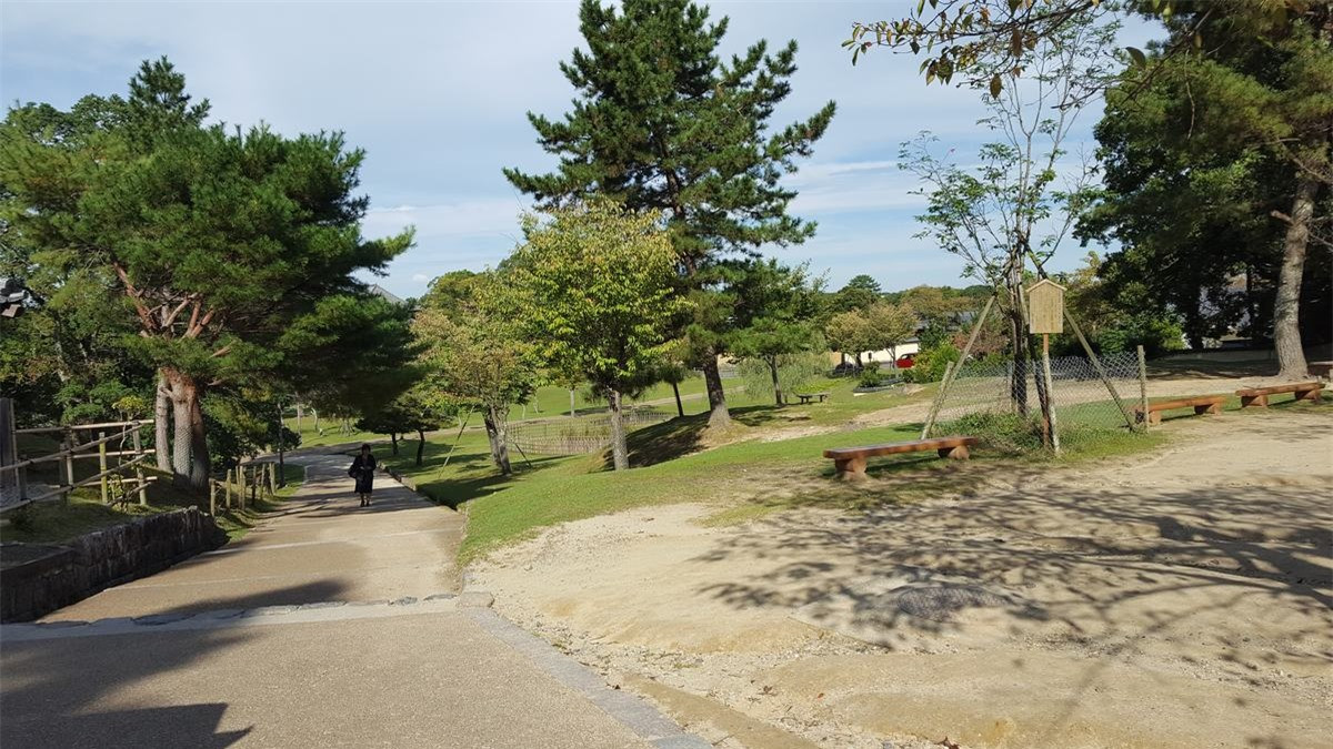 Nara được xây dựng từ năm 1880 là công viên có diện tích lớn nhất Nhật Bản nằm ở phía Nam cố đô Kyoto. Đây là một công viên yên bình, thanh tĩnh, không khí trong lành với rất nhiều cây xanh. 