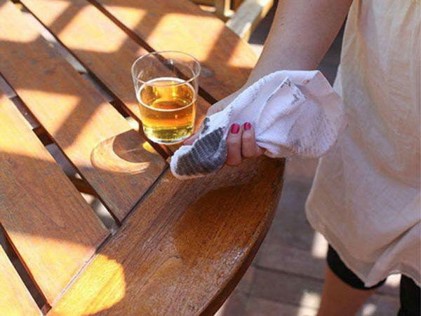  Vệ sinh đồ nội thất gỗ: Nếu trong nhà bạn có sàn gỗ hoặc đồ gỗ xuất hiện những vết bẩn khó lau chùi và bạn đau đầu nghĩ cách vệ sinh chúng. Bạn đừng lo lắng gì cả chỉ cần một ít bia hòa và với nước rửa sau đó thấm vào khăn ẩm và lau sạch đồ gỗ. Rồi bạn hãy để chúng khô tự nhiên và chỉ sau một vài phút, đồ gỗ của bạn sẽ sáng bóng như mới. Với cách làm này bạn sẽ tiết kiệm được khối tiền thuê người lau dọn vệ sinh đấy.