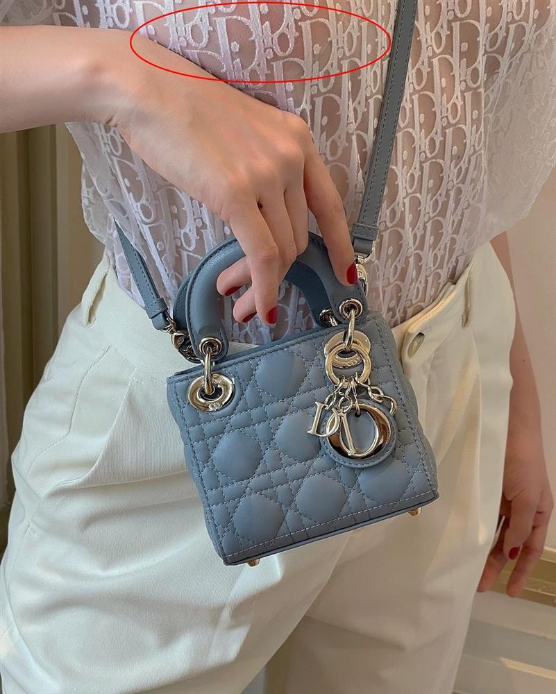 ồi chụp zoom vào chiếc túi làm sao mà miếng dán ngực lại lồ lộ thế kia?