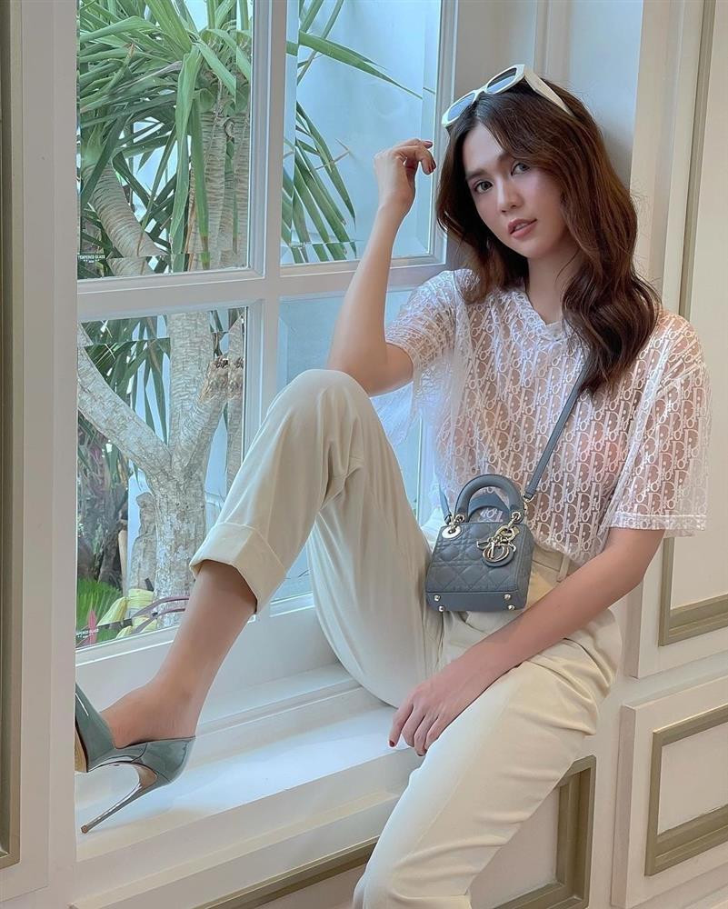 ây không phải lần đầu tiên mỹ nhân 8x gặp tai nạn với những miếng dán ngực.