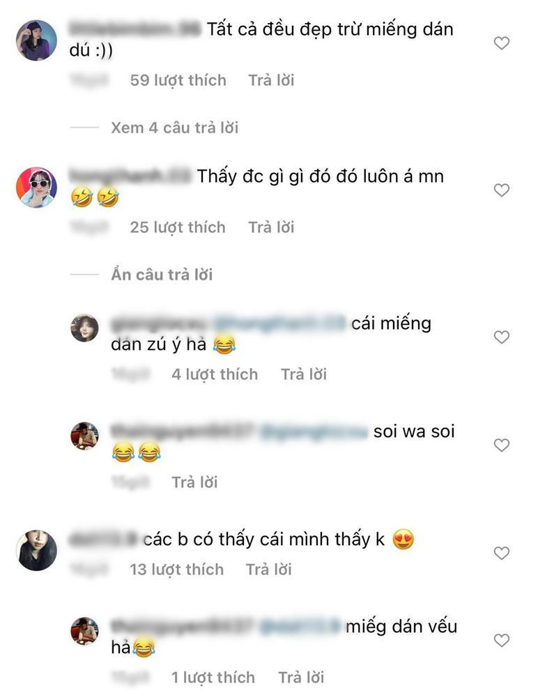 uy nhiên, mọi sự chú ý đều dồn vào miếng dán ngực màu hồng nổi bật bên dưới lớp áo mỏng như sương ấy.