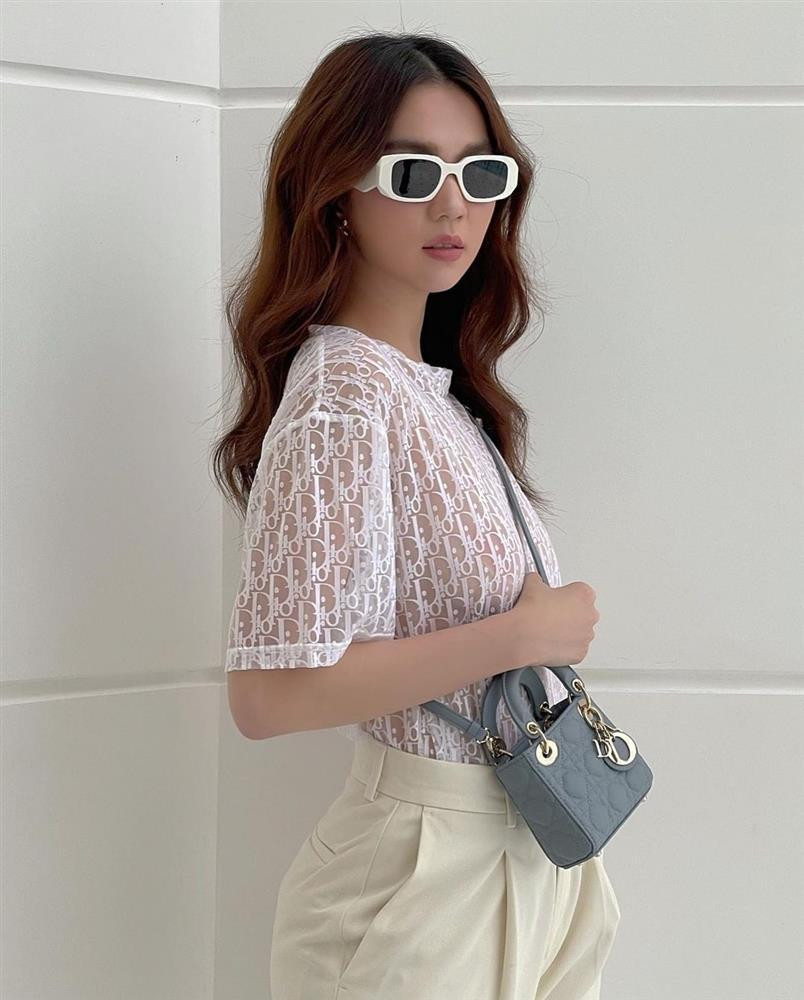 uả thật, Ngọc Trinh còn tạo những dáng chụp khiến miếng dán dễ dàng chiếm spotlight hơn.