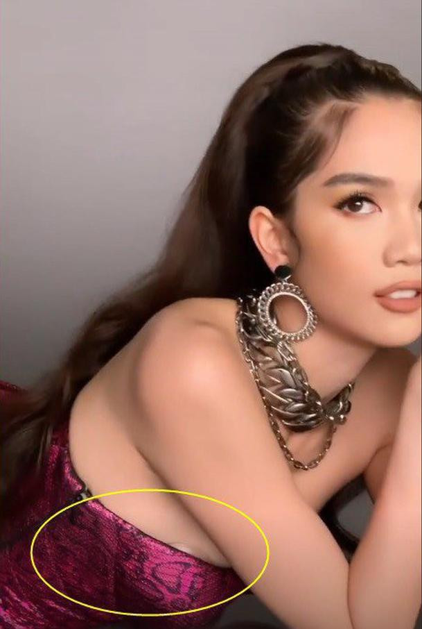 rong những lần ấy, hầu hết đều do cô không chú ý vận động làm phần áo trễ hẳn xuống nên dẫn tới sự cố lộ hàng.