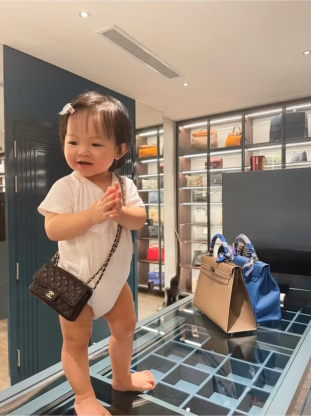 Con gai Cuong Do La cam dien thoai hon 30 trieu lam do choi-Hinh-2