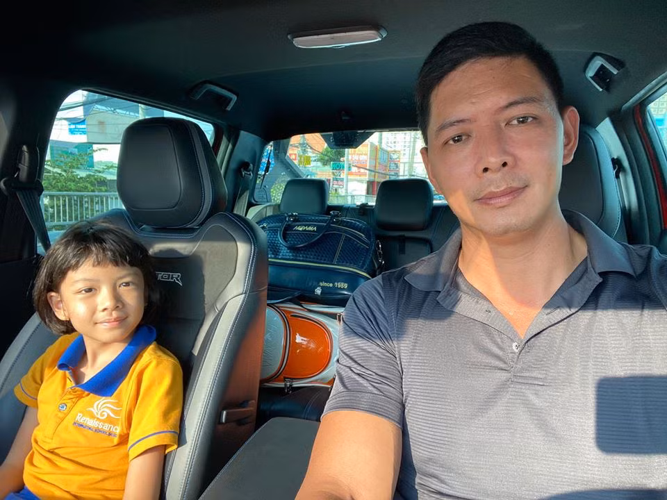 Vo Binh Minh dung hinh khi con gai hoi tai sao khong thi hoa hau-Hinh-5