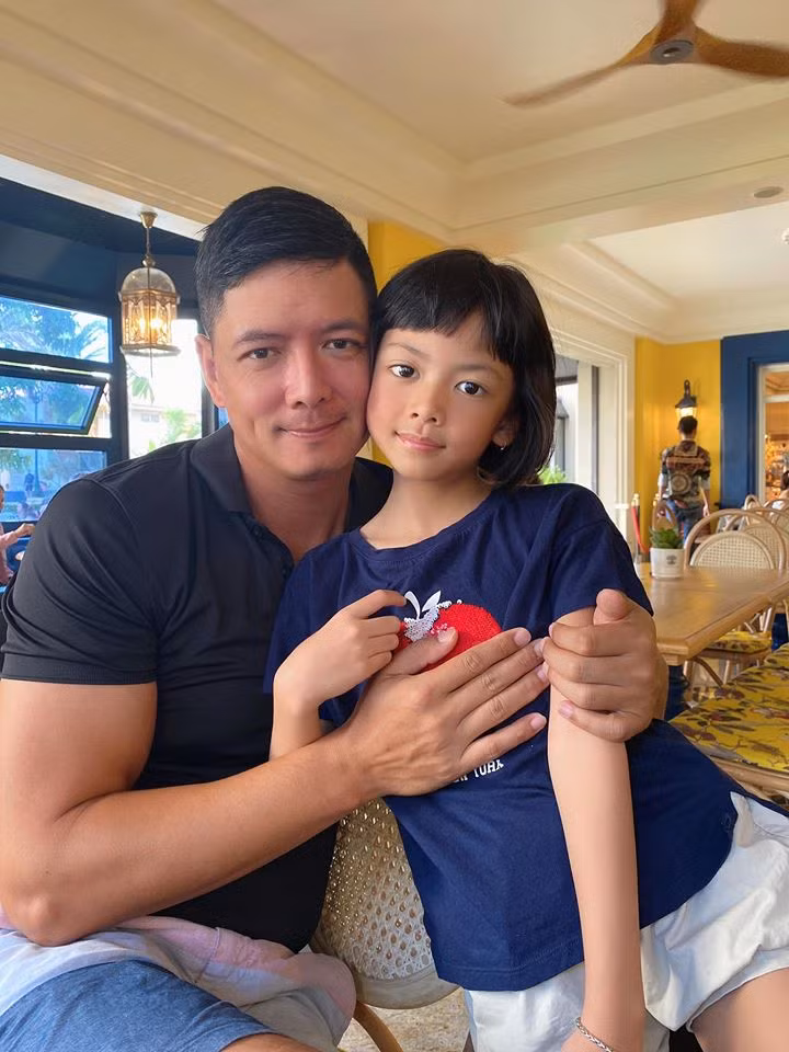 Vo Binh Minh dung hinh khi con gai hoi tai sao khong thi hoa hau-Hinh-4