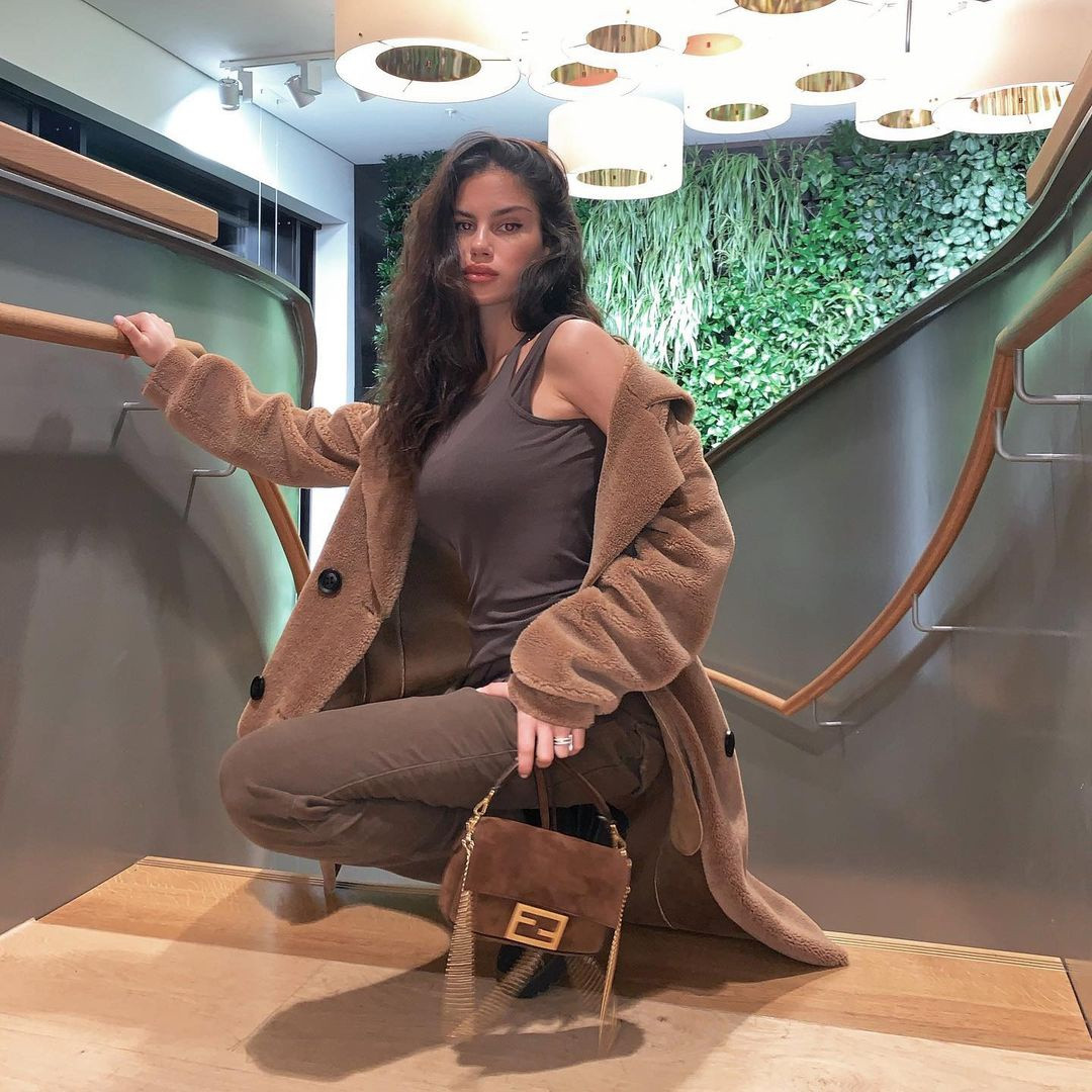  Sandra Jerze hẹn hò với cầu thủ Serge Gnabry vào đầu năm 2020. Người mẫu Thụy Sĩ gốc Ethiopia chuộng trang phục ôm dáng. Cô ưu tiên các thiết kế có tông màu trung tính. Ảnh: @jerze.