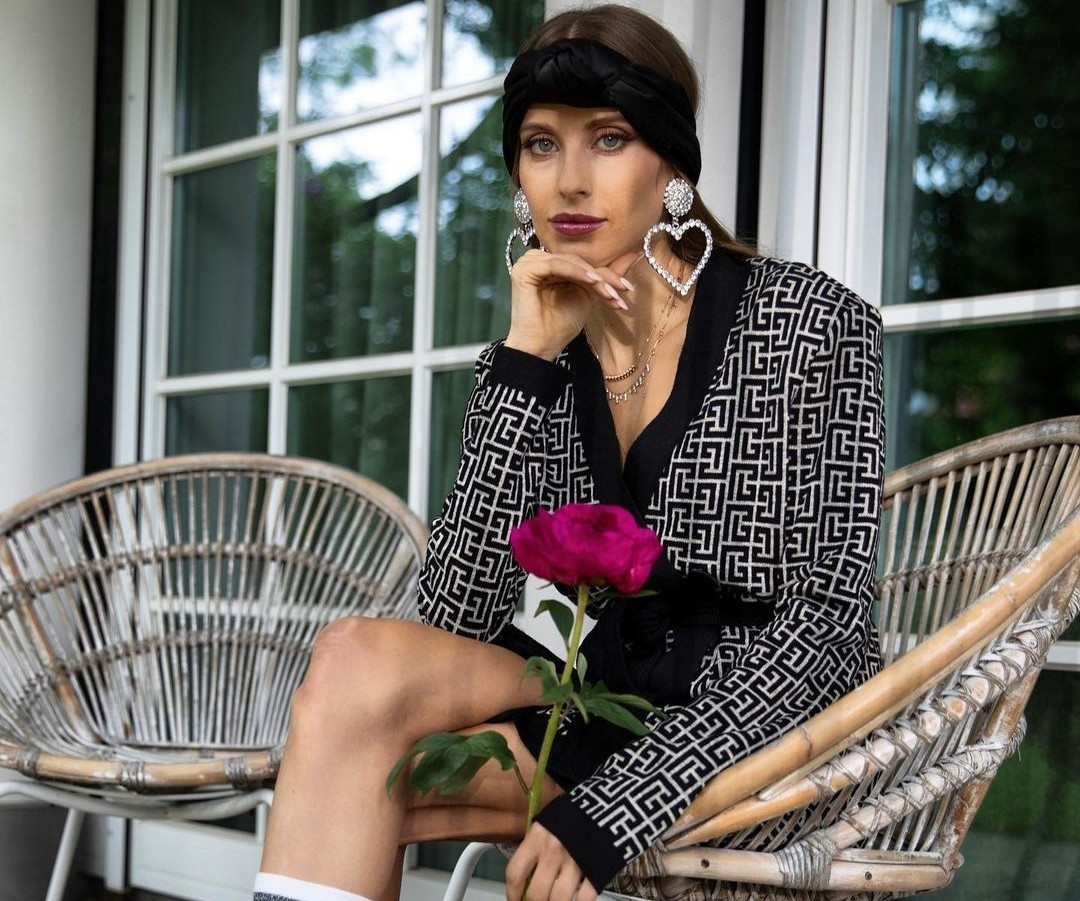 Chanel, Fendi và Dior là ba nhà mốt được Cathy Hummels ưu ái. Cô sở hữu nhiều mẫu túi xách nổi tiếng từ các thương hiệu này. Mặt khác, Cathy Hummels hướng đến những tông màu nổi bật khi chọn mua túi xách hoặc giày cao gót. Ảnh: @cathyhummels.