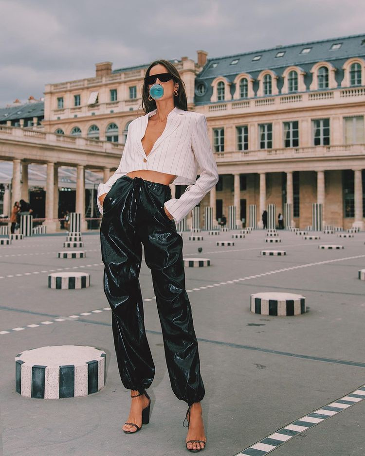 Chân dài 36 tuổi gốc Brazil có vóc dáng lý tưởng với chiều cao 1,77 m. Cô theo đuổi gu thời trang gợi cảm nhưng thanh lịch. Đời thường, nàng mẫu hay phối đồ cùng blazer và quần shorts. Ảnh: @izabelgoulart.