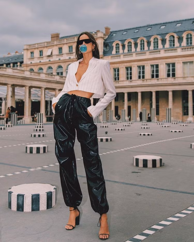 Chân dài 36 tuổi gốc Brazil có vóc dáng lý tưởng với chiều cao 1,77 m. Cô theo đuổi gu thời trang gợi cảm nhưng thanh lịch. Đời thường, nàng mẫu hay phối đồ cùng blazer và quần shorts. Ảnh: @izabelgoulart.