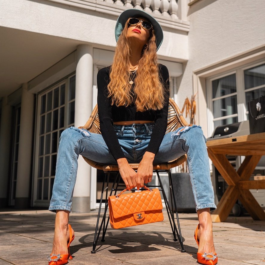 Cathy Hummels - vợ trung vệ Mats Hummels - là tác giả chuyên về sách nấu ăn, yoga. Cô nằm trong danh sách những tín đồ hàng hiệu. Ảnh: @cathyhummels.