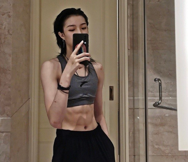 Vóc dáng săn chắc của nữ vận động viên thể dục nhịp điệu. Cô vẫn đang tập luyện để cùng đồng đội thi đấu trong vài ngày tới. Nhờ hiệu ứng trên mạng, nhiều người dự đoán phần thi của cô sẽ đặc biệt thu hút sự quan tâm.