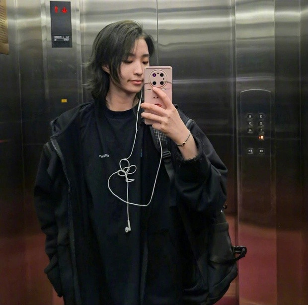 Gu thời trang của nữ vận động viên cũng nhận đánh giá cao, cách tạo dáng của cô trong các bức hình được khen ngợi không kém fashionista hay người mẫu.