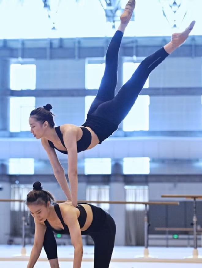 Cô gái sinh năm 1999 theo đuổi bộ môn thể dục nhịp điệu từ nhỏ và nhanh chóng thể hiện tiềm năng của bản thân. Năm 2019, cô nằm trong danh sách các vận động viên được trao danh hiệu xuất sắc bởi Liên đoàn Thể thao Trung Quốc.