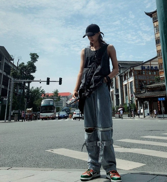 Vóc dáng và phong cách nổi bật của cô gái sinh năm 1999. Hiện, Liu Xin có gần 50.000 người theo dõi trang cá nhân. Do đang trong thời gian thi đấu, cô không cập nhật quá nhiều hình ảnh hay chia sẻ. Trước đó, các bài đăng của cô cũng chủ yếu xoay quanh việc luyện tập hay thư giãn bên gia đình, bạn bè.