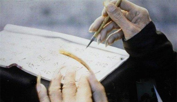 Dan ong quy toc trieu Thanh dua nhau nuoi mong tay dai vi sao?