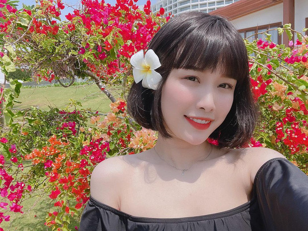 hung Bum - bạn gái cũ cầu thủ Văn Toàn luôn gây ấn tượng với nhan sắc xinh xắn và tính cách có phần tưng tửng trên MXH. Tuy nhiên, điều đó không chứng minh là cô nàng thuộc thành phần "dễ chọc" đâu nhé