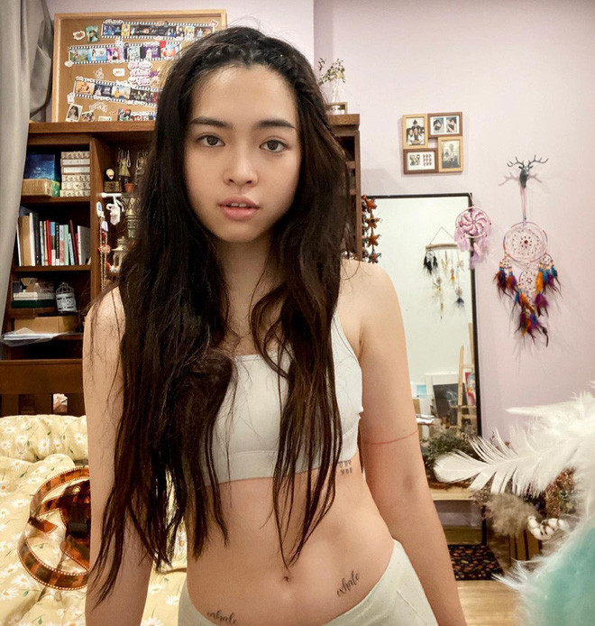 à một trong những cái tên gắn liền với liên hoàn phốt đầy ồn ào, Khánh Vân không ít lần bị antifan "cà khịa", kể cả là về phong cách ăn mặc. Cụ thể, một netizen đã nhận xét: "Chị là người của công chúng mà chẳng sang chút nào, chỉ làm xấu mặt nghệ sĩ"