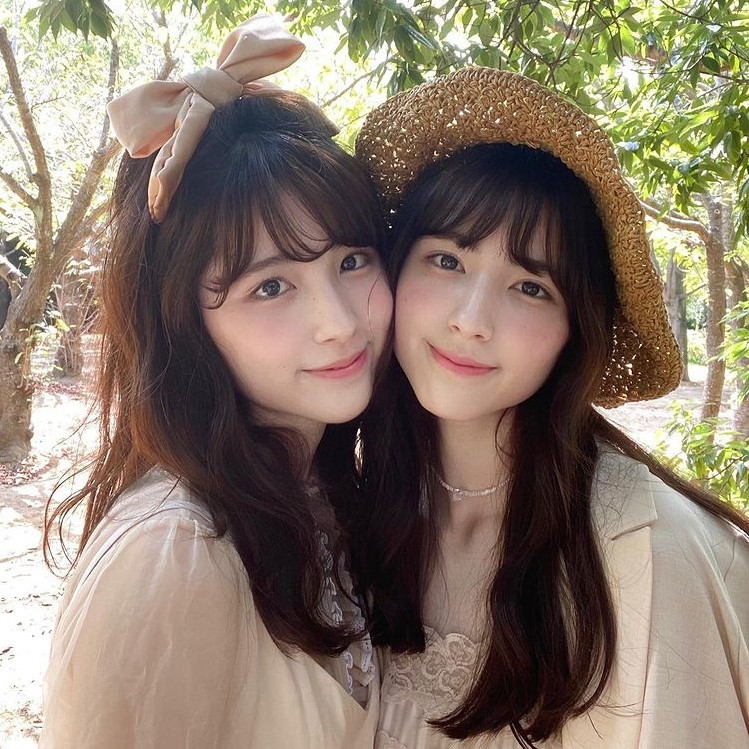 Hiện tại, chị em Mina dùng chung tài khoản mạng xã hội. Hai người chia sẻ nhiều khoảnh khắc đáng yêu khi làm việc, tham gia show truyền hình hay đi du lịch cùng nhau. Đôi song sinh luôn gắn bó trong hầu hết hoạt động thường ngày.