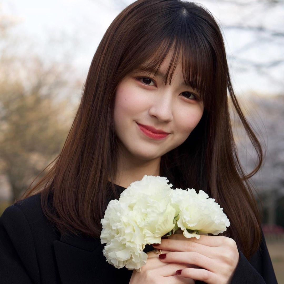  Mina và Maria khiến người theo dõi khó lòng phân biệt khi giống nhau từ đường nét gương mặt đến kiểu tóc và phong cách ăn mặc. Cả hai được khen ngợi khi có vẻ đẹp thanh thoát, mắt to, mũi cao và làn da trắng mịn. Những người hâm mộ thường gọi họ bằng biệt danh "thiên sứ", "nữ thần".