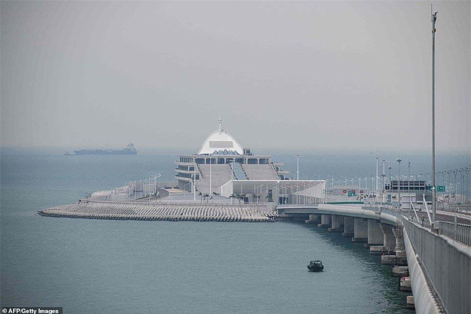 ##sc### Toàn cảnh Đảo Nhân tạo phía Đông của cây cầu nối 3 thành phố Hong Kong - Macau - Chu Hải. 