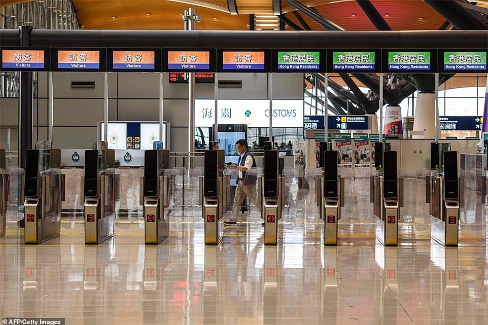 ##sc### Tuy nhiên, siêu dự án xây dựng cây cầu vượt biển dài nhất thế giới này của Trung Quốc cũng gây nhiều tranh cãi bởi các vấn đề về việc chậm tiến độ thi công, lạm chi, tham nhũng và an toàn lao động. 