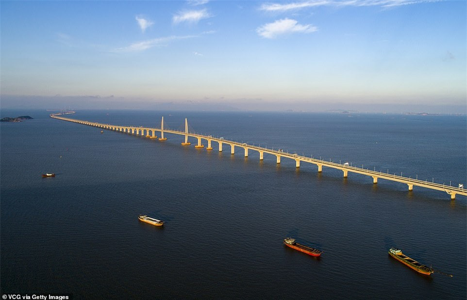 ##sc### "Cây cầu này sẽ thúc đẩy việc hợp tác giữa Quảng Đông, Hong Kong và Macau trong các lĩnh vực như thương mại, tài chính, dịch vụ hậu cần và du lịch", ông Frank Chan khẳng định. 