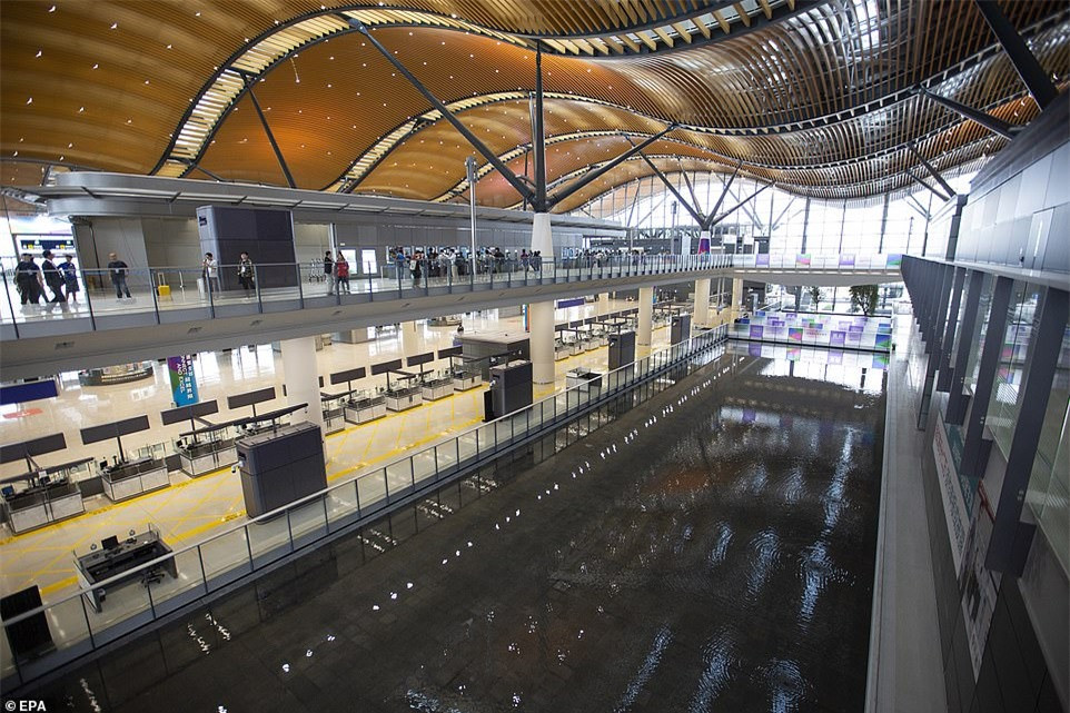 ##sc### Quang cảnh bên trong Nhà khách Cảng Hong Kong của cây cầu nối 3 thành phố Hong Kong, Macau và Chu Hải. 