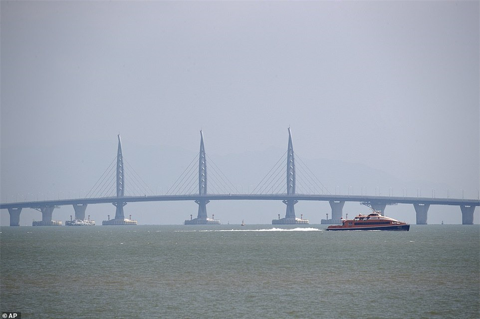 ##sc### Khởi công xây dựng từ năm 2009, cây cầu nối 3 thành phố của Trung Quốc dài 55 km, dài hơn kênh đào Anh nối Dover ở Anh với Calais ở Pháp khoảng 22,5 km. 